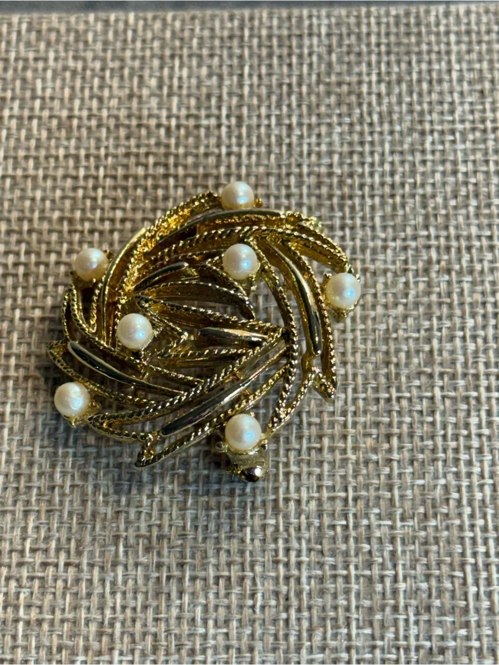 Vintage Textured Gold Tone Wreath‎ Brooch with Faux Pearl Accents Swirl MCM